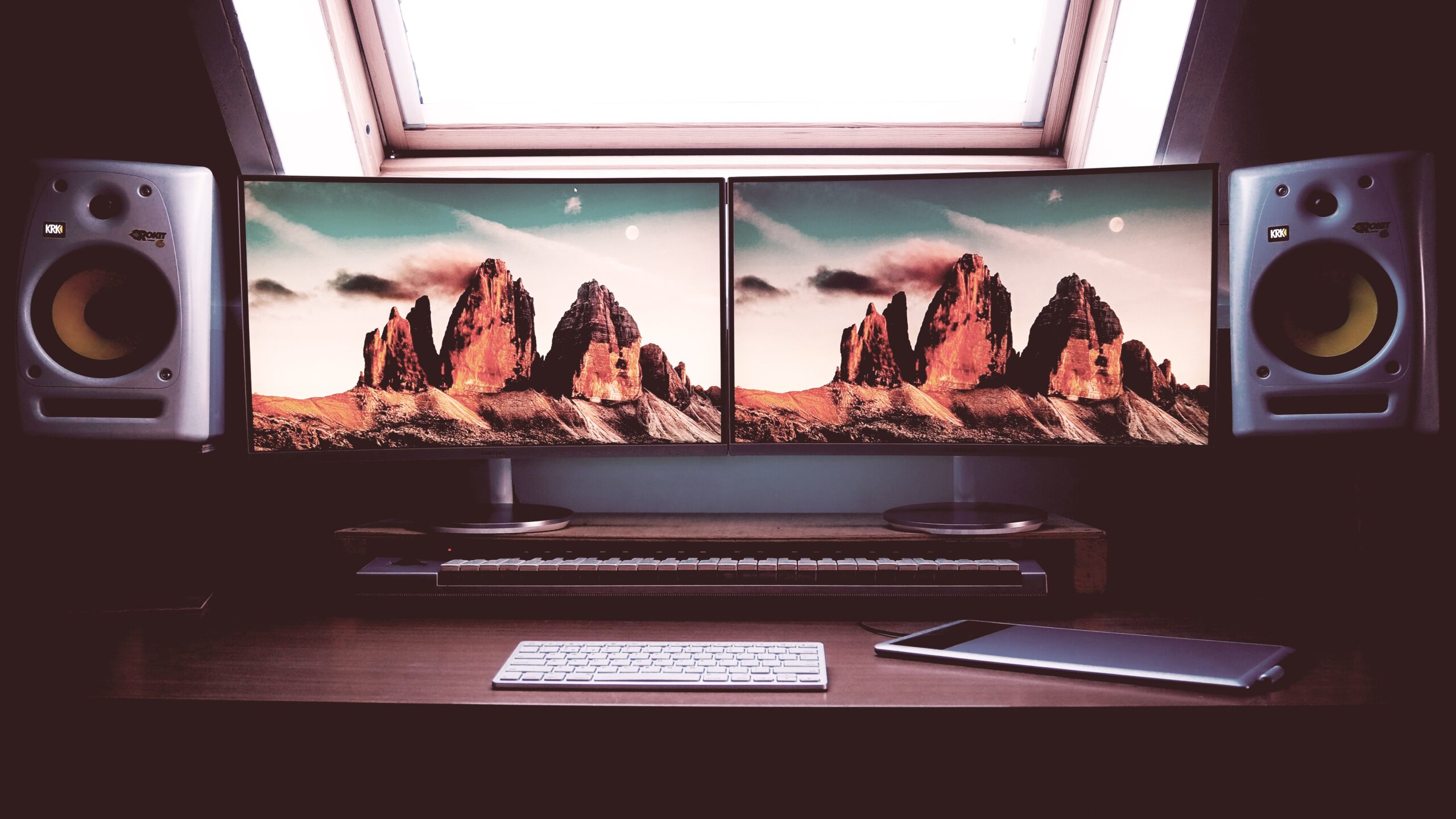 Handy Tips to Optimize a Dual-Monitor Setup for the Best Experience